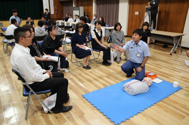 消防職員による実技指導の画像