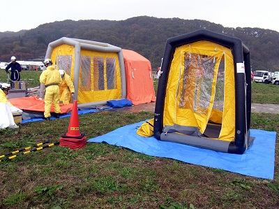 毒・劇物にさらされた負傷者を除染するテントの画像