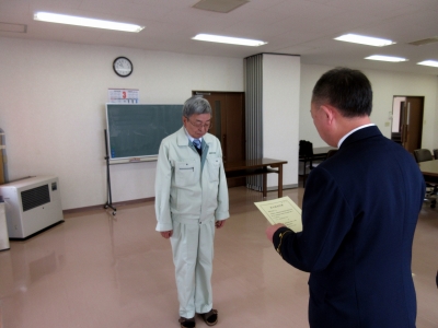 表示証交付の様子の画像1