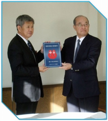 表示証交付の様子2