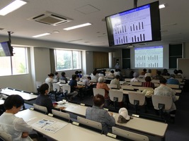 受講する参加者の画像