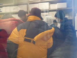 低温室を見学する参加者の画像