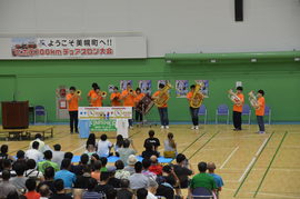 開会式でファンファーレを演奏する吹奏楽部の画像