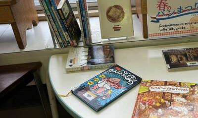 思わず本を手に取りたくなる工夫がありました。（図書室企画展示）の画像2