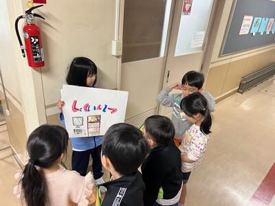 2年生が1年生に学校のことを伝えました（1日・水曜日　1,2年生活科の授業から）の画像2