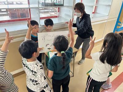 2年生が1年生に学校のことを伝えました（1日・水曜日　1,2年生活科の授業から）の画像3