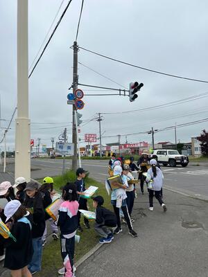 実際に歩いて、自分の目で気付いたことをまとめよう（14日・金曜日　3年校外学習　まちたんけん）の画像2