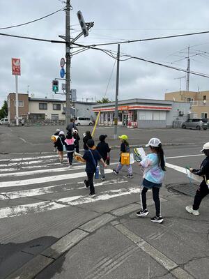 実際に歩いて、自分の目で気付いたことをまとめよう（14日・金曜日　3年校外学習　まちたんけん）の画像3