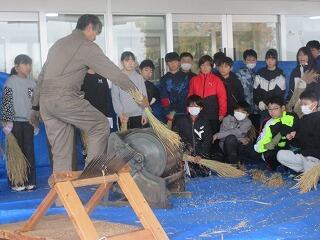 田んぼの学校（5年）脱穀体験の画像2