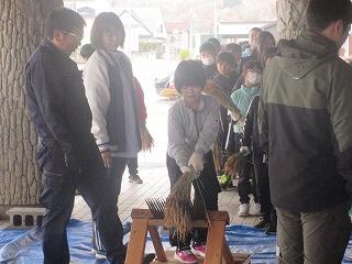 田んぼの学校（5年）脱穀体験の画像3