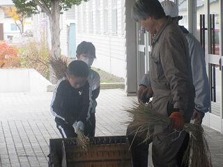 田んぼの学校（5年）脱穀体験の画像4