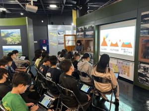 美幌博物館で屈斜路カルデラの成り立ちについてお話を聞いています。