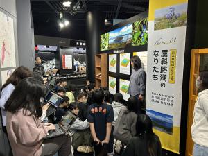 博物館の展示をもとに屈斜路カルデラの成り立ちについてお話を聞いています。