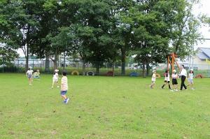 外で遊ぶ教育実習生と子どもたち