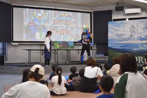 ヒーローおはなし会絵本読み聞かせ写真