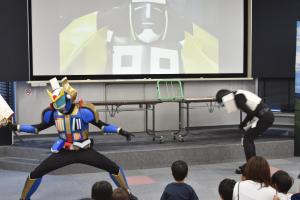 ヒーローおはなし会ミニヒーローショー写真