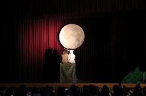 月をみるガブとメイ