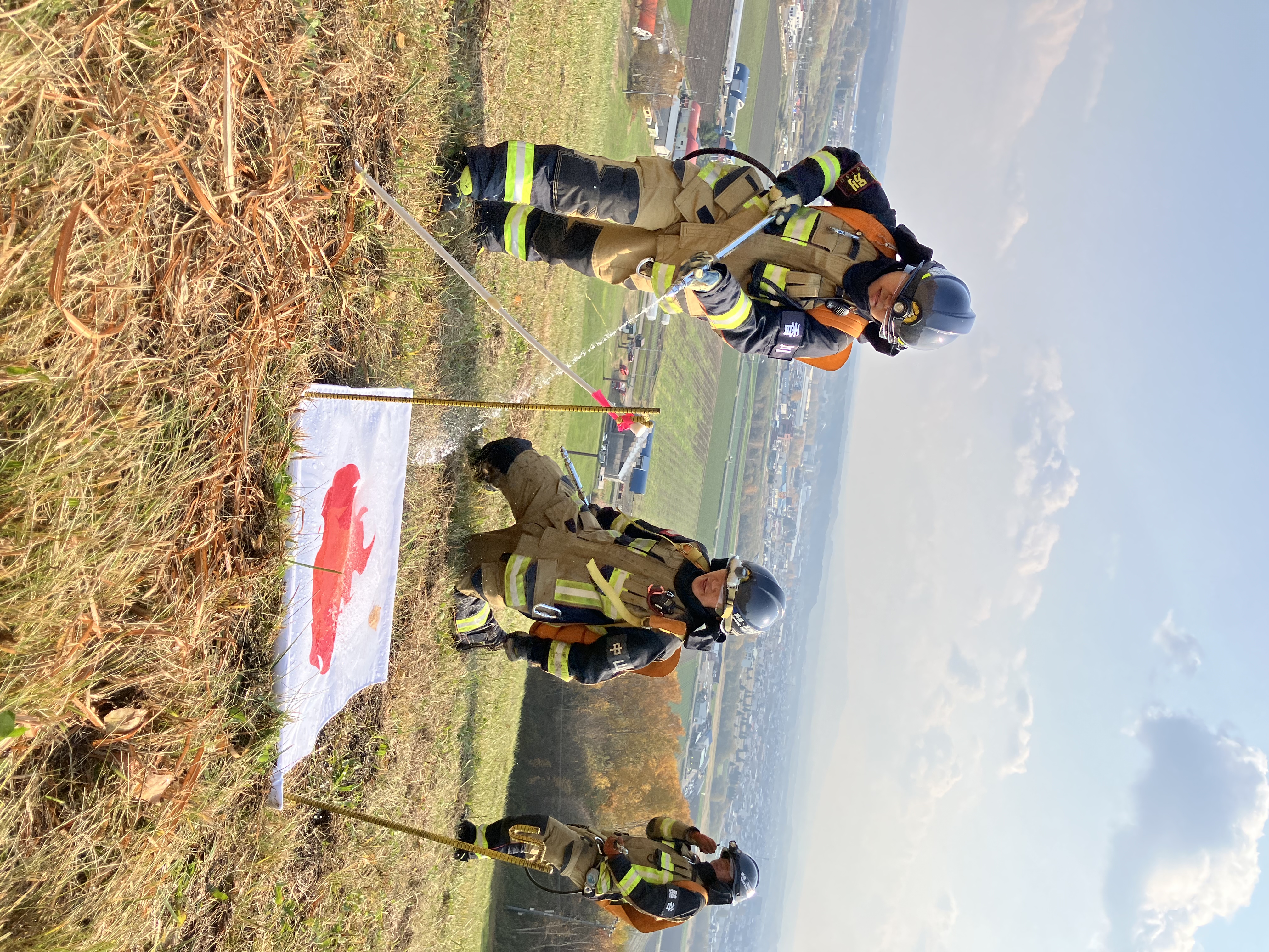 林野火災対応資機材を使用して消火作業をしている消防士