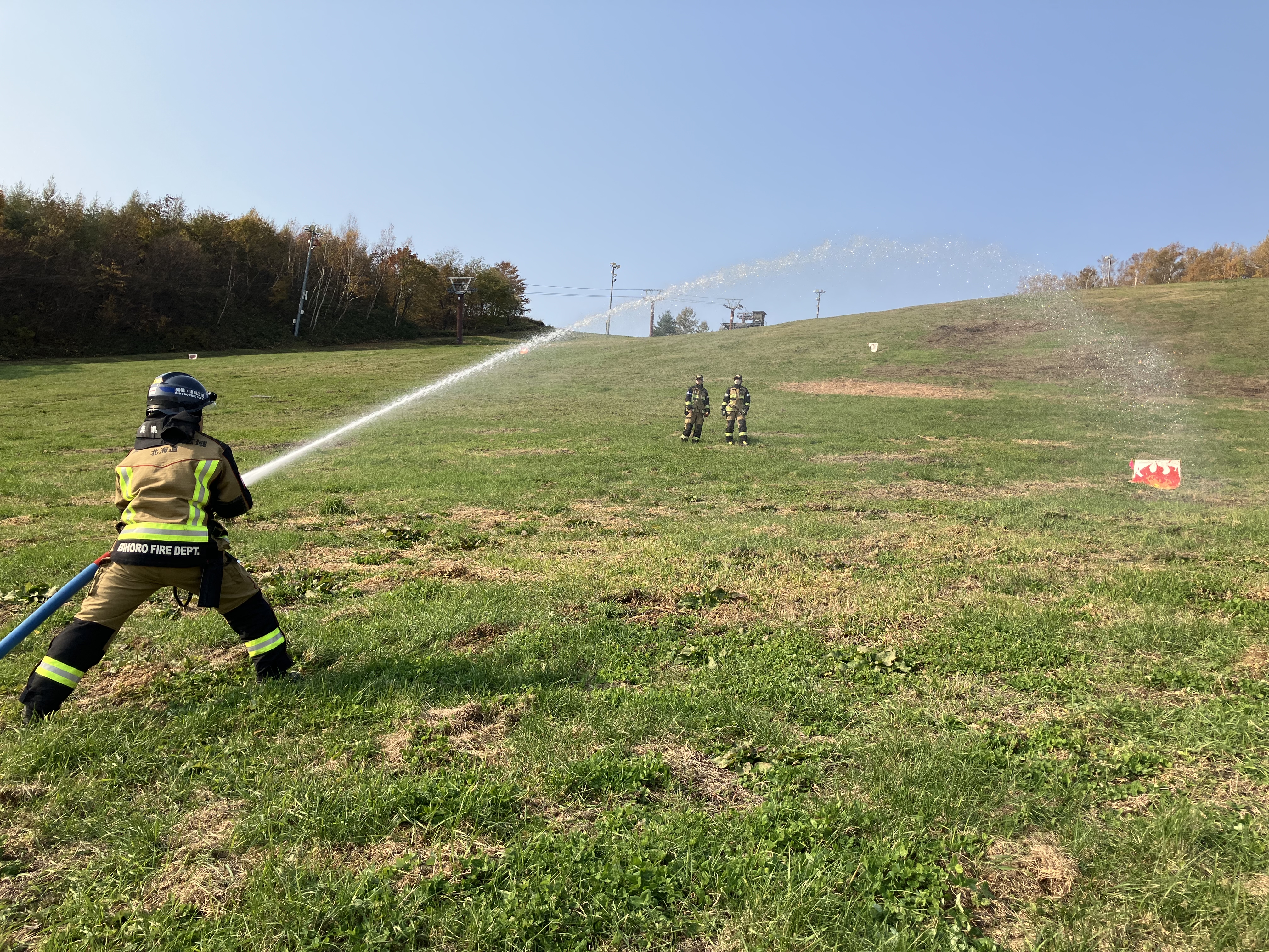 火点に向かって放水している消防士