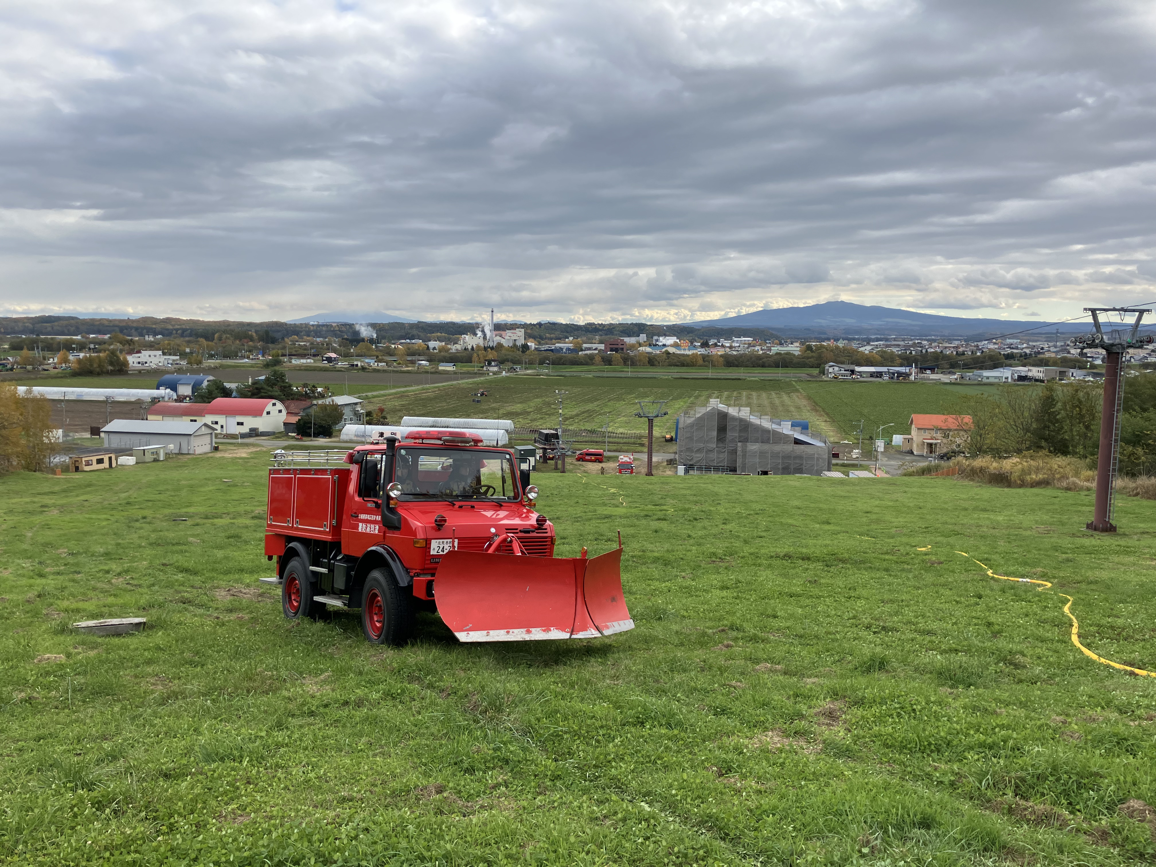 林野工作車でリリー山を登っている様子