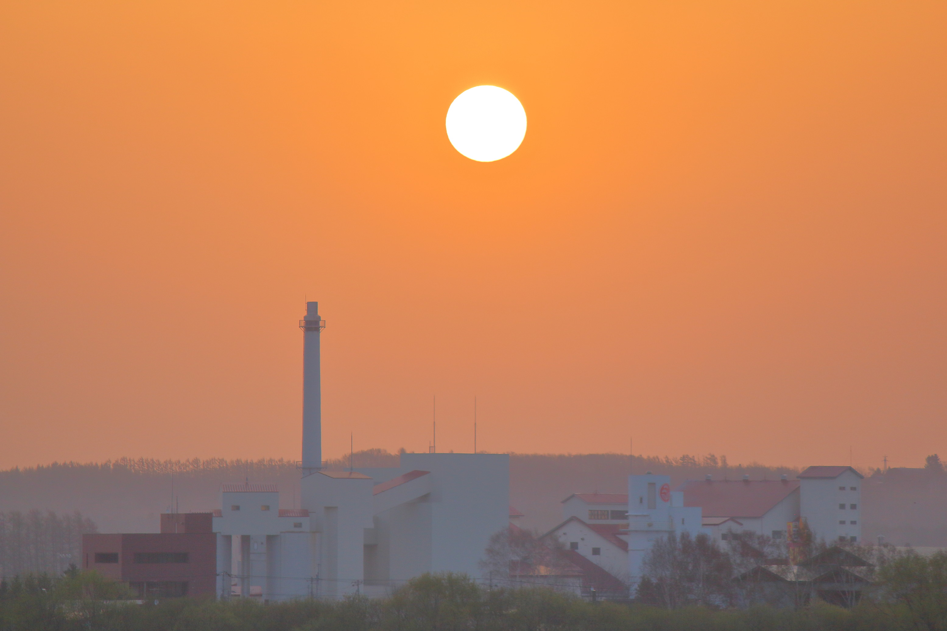 工場始まりの朝日