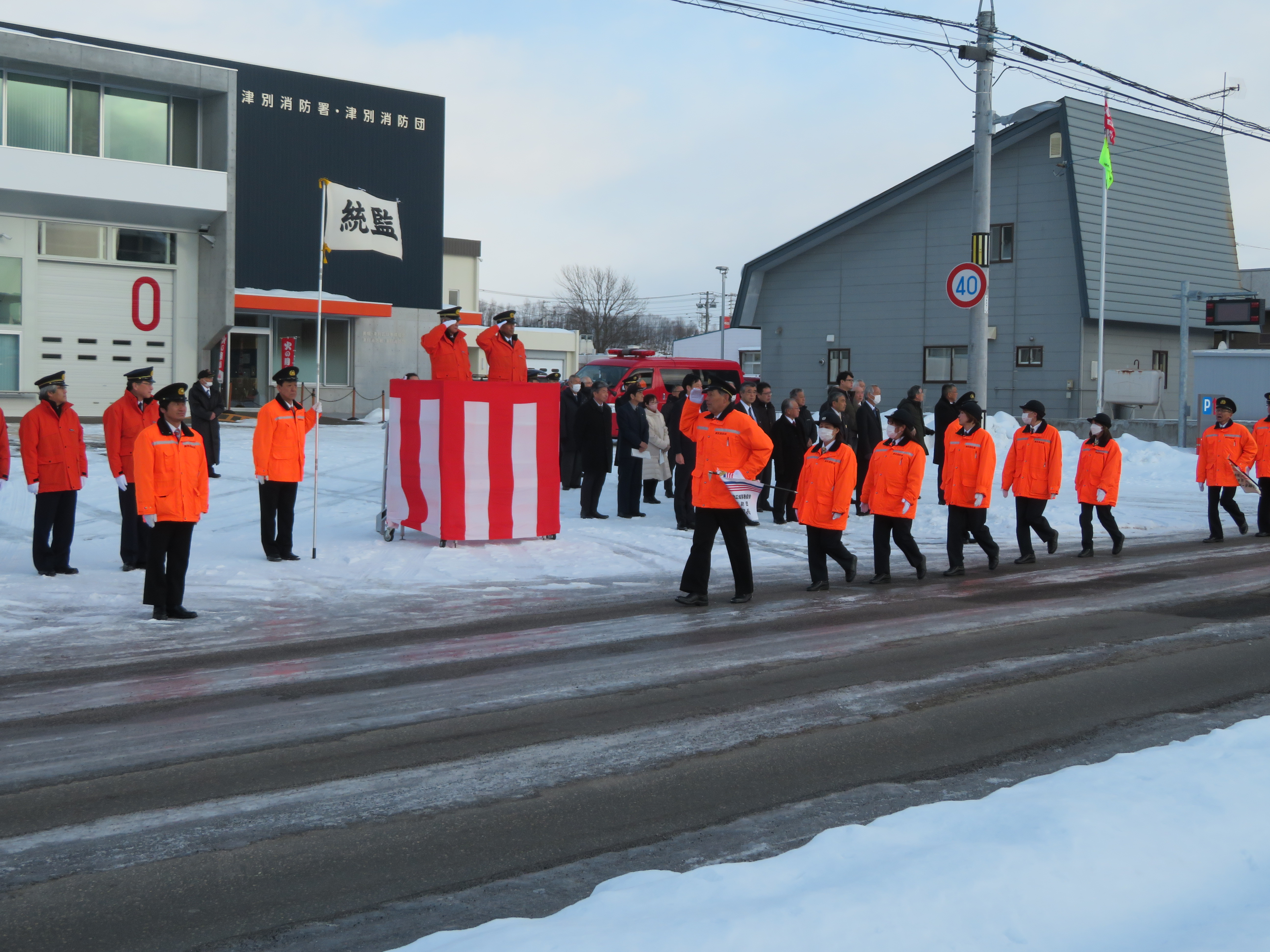 消防団員による観閲行進