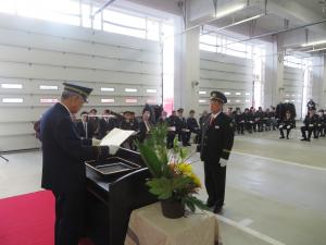 津別町長から永年勤続者へ表彰状の伝達