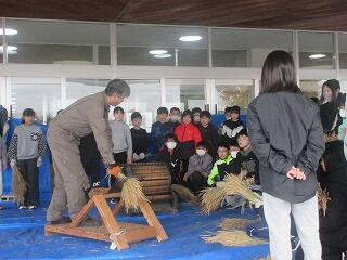 田んぼの学校（5年）脱穀体験の画像１