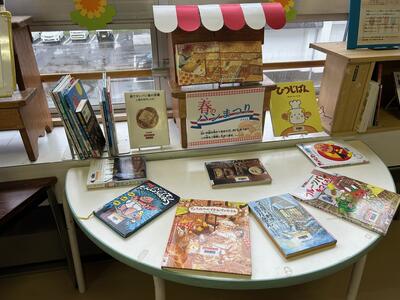 思わず本を手に取りたくなる工夫がありました。（図書室企画展示）の画像1