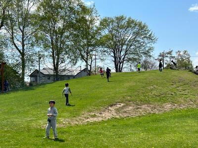 青空の下、元気に遊んでいました（休み時間の様子から）の画像1