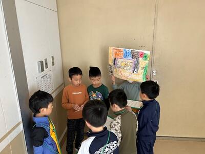 2年生が1年生に学校のことを伝えました（1日・水曜日　1,2年生活科の授業から）の画像1