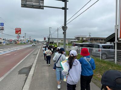 実際に歩いて、自分の目で気付いたことをまとめよう（14日・金曜日　3年校外学習　まちたんけん）の画像1