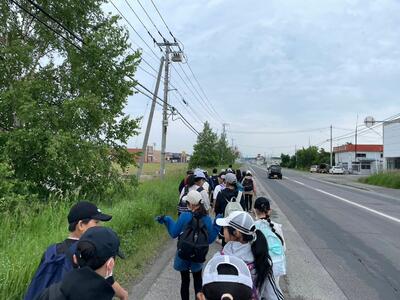 みんなで楽しく歩きました！（21日・金曜日　遠足）の画像1