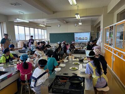 調理実習がんばりました！（18日・火曜日　6年　家庭科）の画像1